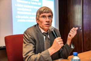 Trabalho-decente-palestra-Peter-Poschen-27-04-2015
